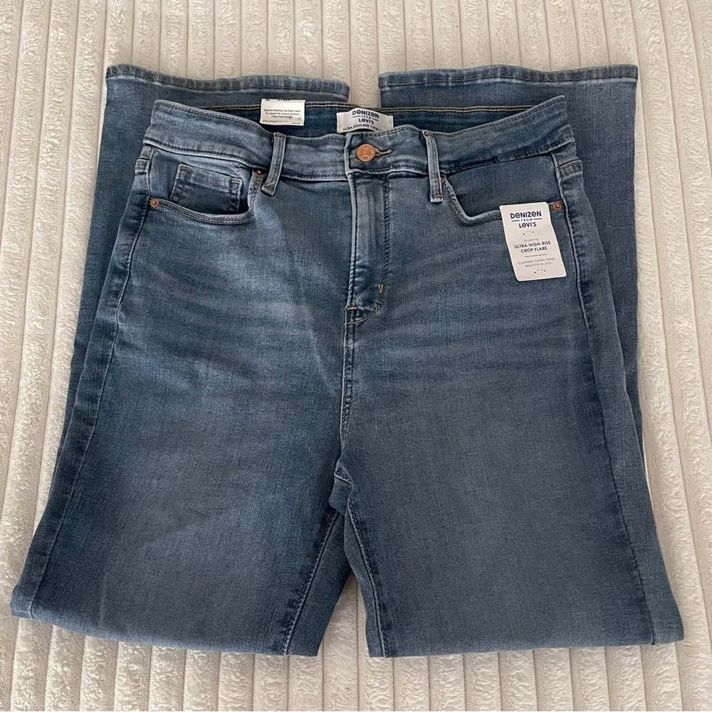 Denizen from Levi’s Ultra High-Rise Crop Flare Jeans - Picture 4 of 6